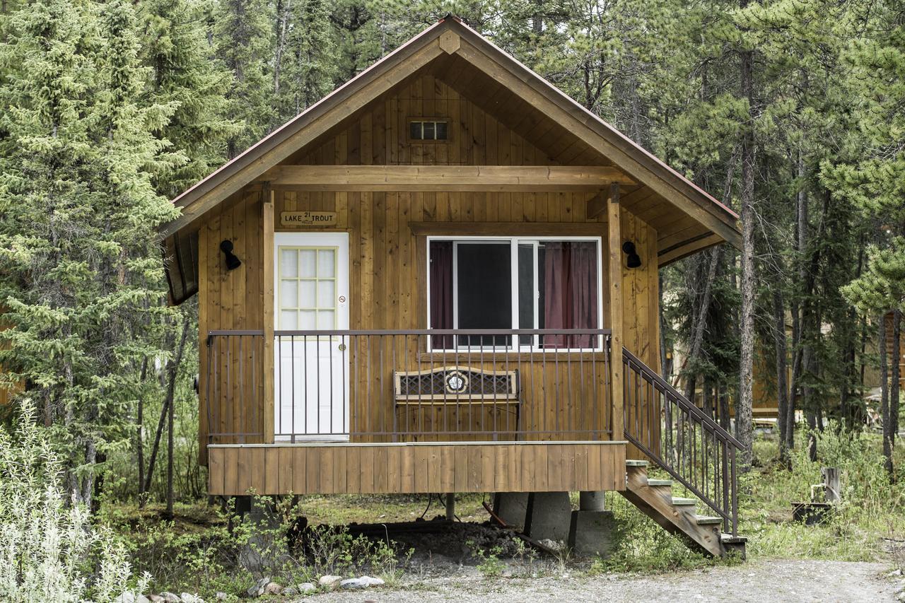 Northern Rockies Lodge Muncho Lake Eksteriør bilde