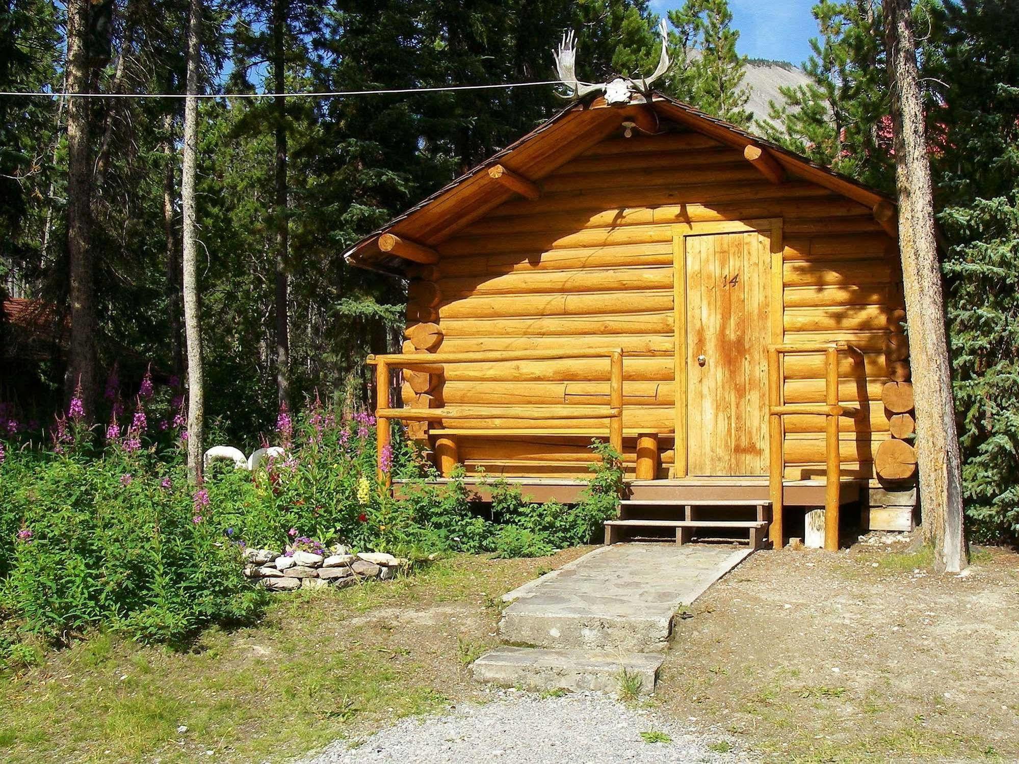 Northern Rockies Lodge Muncho Lake Eksteriør bilde